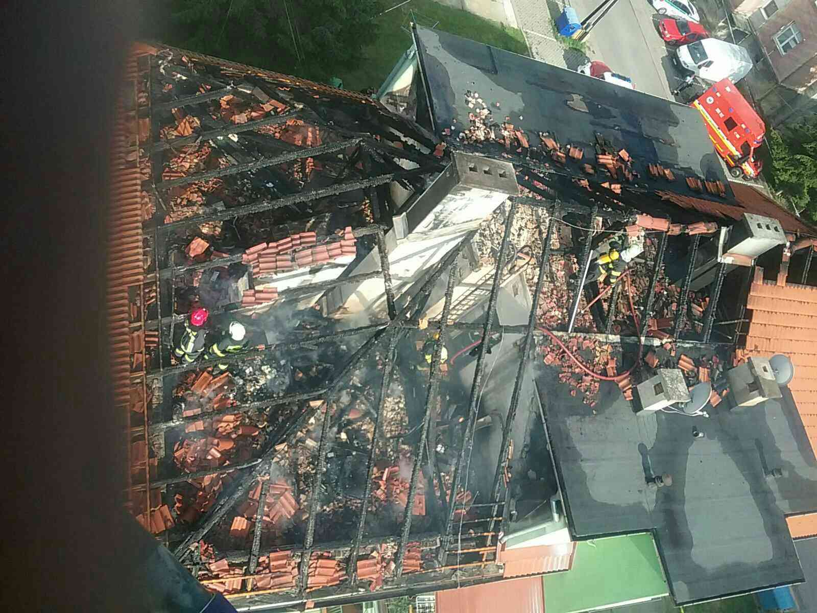 02 - Požiar strechy bytového domu v Zemianskych Kostoľanoch 